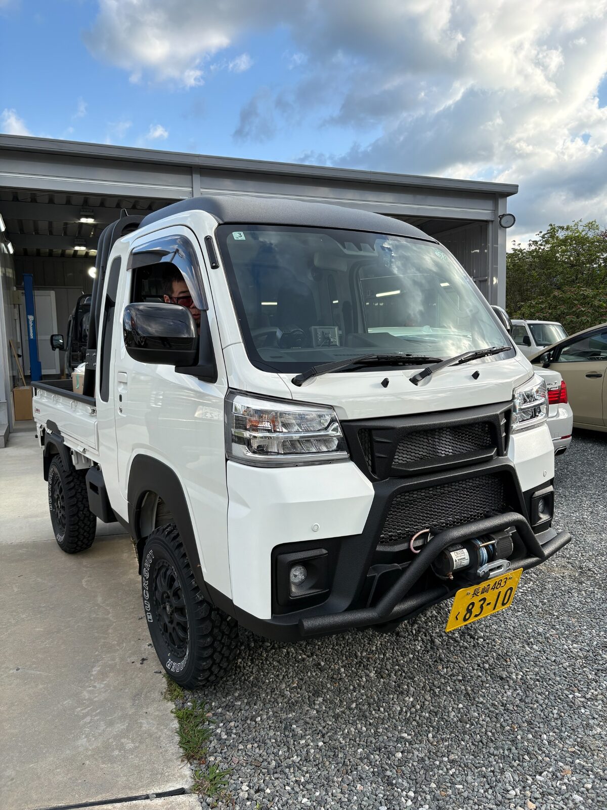 4インチリフトアップを施工した白いハイゼットジャンボの完成車