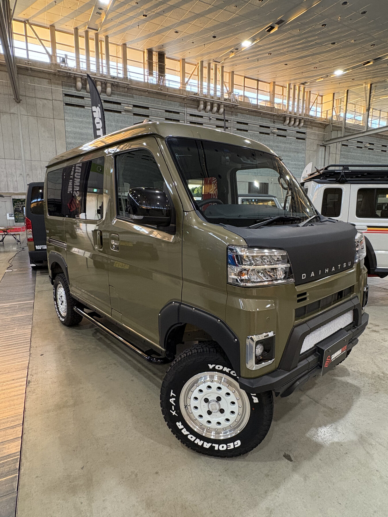 リフトアップした軽バンカスタム車